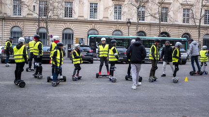 Des adolescents s'entrainent sur des hoverboards à Paris, le 27 janvier 2018. (BRUNO LEVESQUE / MAXPPP)