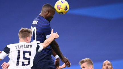 Marcus Thuram frappe la barre transversale sur cette tête. (FRANCK FIFE / AFP)