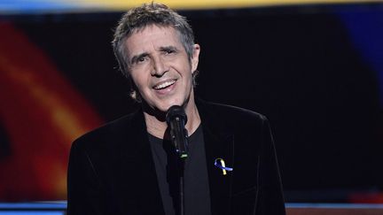 Le chanteur Julien Clerc lors de la soirée "Unis&nbsp; pour l'Ukraine', le 8 mars 2022. (JULIEN DE ROSA / AFP)