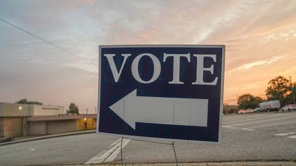 Un panneau indique aux électeurs la direction des bureaux de vote de vote, le 1er novembre 2024 à Atlanta, en Géorgie. (MEGAN VARNER / GETTY IMAGES NORTH AMERICA via AFP)