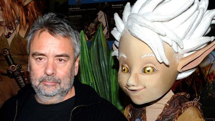 Luc Besson et l'un des personnages de l'attraction "minimoys" à Europa-Park
 ( AE/Schneider-Press/SIPA)