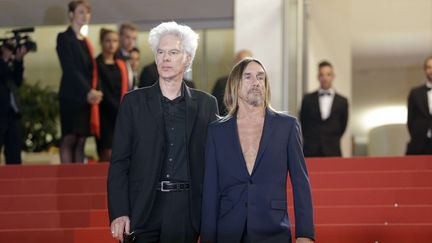 Le réalisateur Jim Jarmusch et chanteur Iggy Pop avant la projection du film "Gimme Danger", à Cannes, le 20 mai 2016. (LIONEL CIRONNEAU /AP / SIPA / AP)