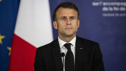 Emmanuel Macron assiste à une réunion avec les membres de la convention citoyenne sur la fin de vie, le 26 avril 2024, à Paris.  (BLONDET ELIOT - SIPA)