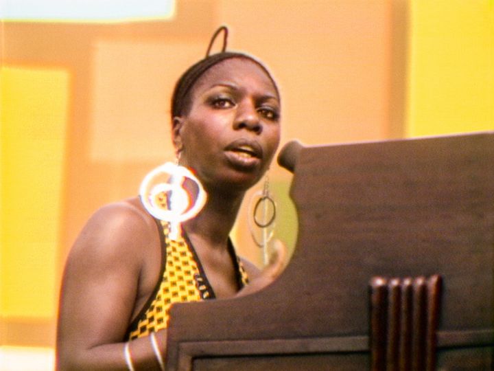 Nina Simone sur scène au Harlem Cultural Festival (New York, Etats-Unis) en 1969, dans le documentaire "Summer of Soul" (2021). (PHOTO COURTESY OF SEARCHLIGHT PICTURES. © 2021 20th Century Studios All Rights Reserved)