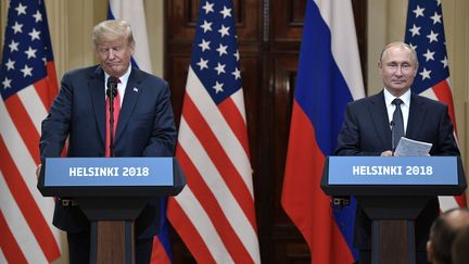 Le président américain, Donald Trump, et le président russe, Vladimir Poutine, lors d'une conférence de presse à l'issue de leur rencontre à Helsinki (Finlande), le 16 juillet 2018.&nbsp; (ALEKSEY NIKOLSKYI / SPUTNIK / AFP)