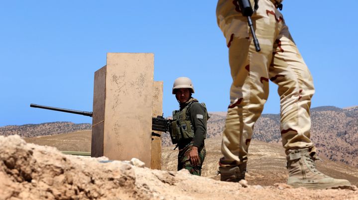 Des combattants kurdes peshmergas combattent le groupe Etat islamique &agrave; Mossoul (Irak), le 17 ao&ucirc;t 2015. (SAFIN HAMED / AFP)