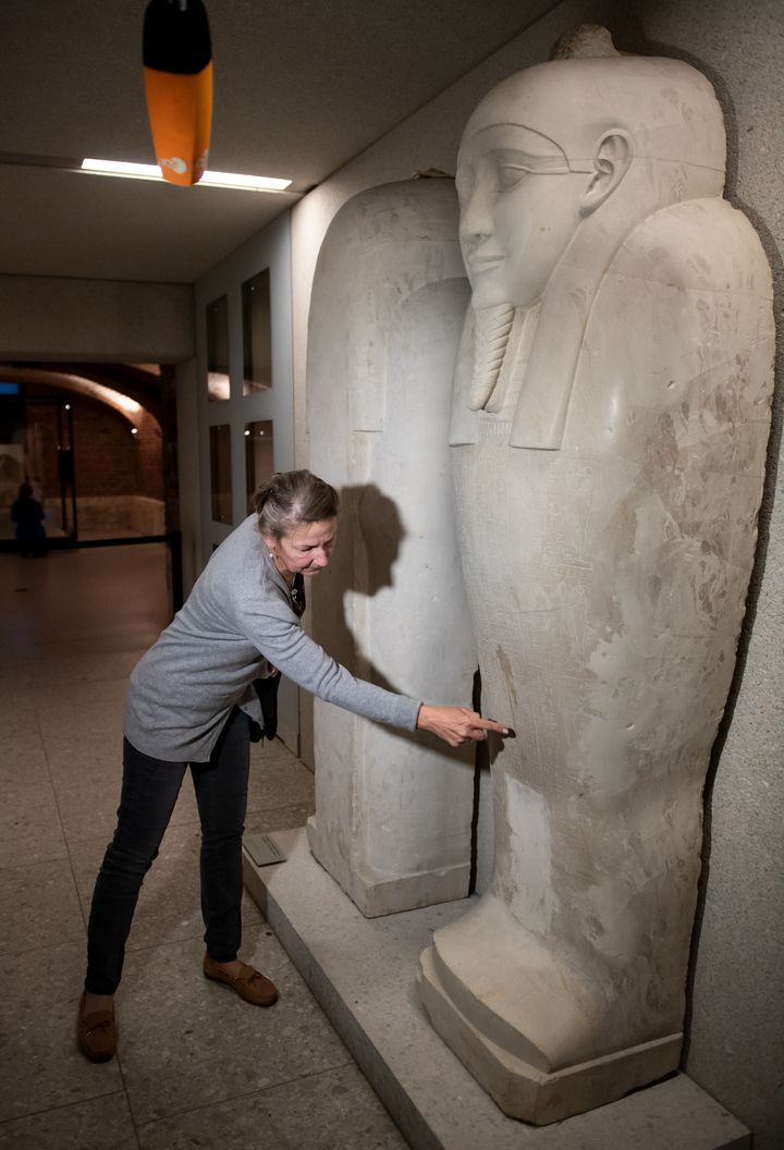 Friederike Seyfried, directrice du musée égyptien, montre les dégradations sur un sarcophage.&nbsp; (BERND VON JUTRCZENKA / DPA)