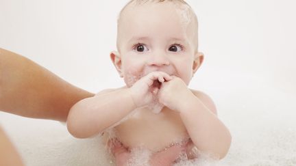 La grande majorit&eacute; des lingettes et laits de toilette pour b&eacute;b&eacute;s sont potentiellement nocifs, a pr&eacute;venu, le 22 octobre 2013, l'association de d&eacute;fense des consommateurs UFC-Que Choisir. (EMMA KIM / CULTURA CREATIVE / AFP)