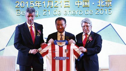  (La cérémonie scellant l'accord entre Wang Jianlin et l'Atletico de Madrid a eu lieu mercredi à Pékin © MAXPPP)