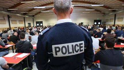 &nbsp; (Des jeunes concourent pour devenir Gardiens de la paix. Centre d'examens Pierre Mauroy, 10 mars 2016 © Maxppp)