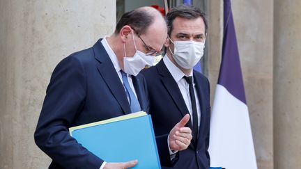 Jean Castex et Olivier Véran quittent le palais de l'Elysée, à Paris, le 3 février 2021. (LUDOVIC MARIN / AFP)