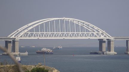 Le pont de Kerch, qui relie la Crimée à la Russie, le 25 juillet 2023. (ANADOLU AGENCY / AFP)