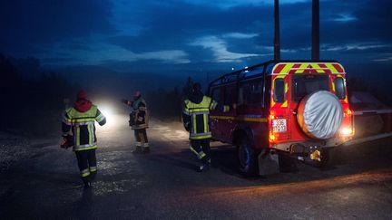 Des pompiers déployés dans la commune du Rove (Bouches-du-Rhône), où&nbsp;trois secouristes ont trouvé la mort dans un crash d'hélicoptère, le 2 décembre 2019.&nbsp; (CLEMENT MAHOUDEAU / AFP)