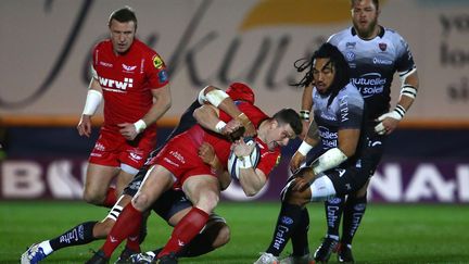 Scott Williams (Scarlets) plaqué par le Toulonnais Kruger sous les yeux de Nonu et Vermeulen  (GEOFF CADDICK / AFP)