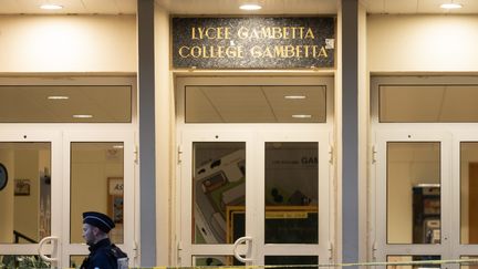 La police stationne devant le lycée Gambetta Carnot à Arras, dans le nord de la France, le 14 octobre 2023. (ALEXIS SCIARD / MAXPPP)