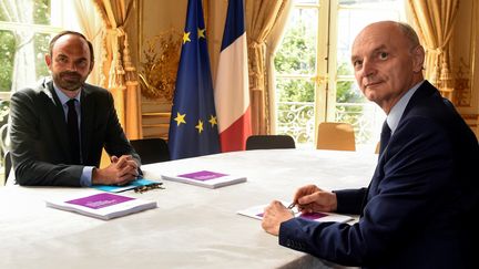 Edouard Philippe, Premier ministre, et Didier Migaud, président de la Cour des comptes, lors de la remise de l'audit sur les comptes publics, le 29&nbsp;juin. (BERTRAND GUAY / AFP)