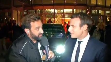 Cyril Hanouna et le président de la Republique sur C8, le 27 avril 2017. (CAPTURE D'ECRAN TWITTER)