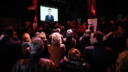 Un message vidéo d'Emmanuel Macron est diffusé à Marseille lors de la réunion publique qui a remplacé le premier grand meeting du candidat. Il n'a pas pu faire le déplacement&nbsp; (CLEMENT MAHOUDEAU / AFP)