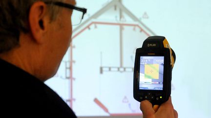 Diagnostic de performance énergétique.&nbsp;Caméra thermique infrarouge permettant le repérage des ponts thermiques et des fuites énergétiques dans un logement.  (MAXPPP)