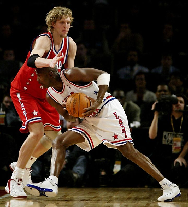 Dirk Nowitzki&nbsp;des Dallas Mavericks face à Michael Jordan des Washington Wizards, le 9 février 2003. (JEFF HAYNES / AFP)