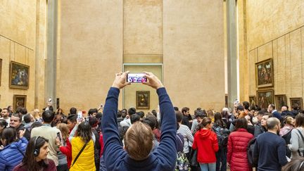 La foule s'est massée devant "La Joconde" au musée du Louvres, à Paris, le 9 décembre 2018.&nbsp; (GARDEL BERTRAND / HEMIS.FR / HEMIS.FR / AFP)