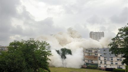 Les trois tours de la cité des Indes en train d'imploser (6-6-2010) (AFP - BERTRAND LANGLOIS)