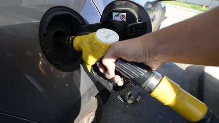 Une personne fait le plein de gasoil dans une station-service de Marseille, le 13 octobre 2021 (illustration). (FRANCK PENNANT / MAXPPP)