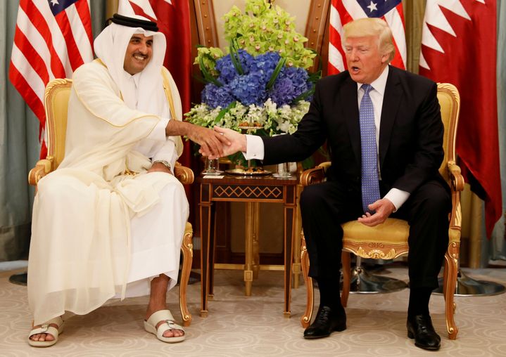 L'émir Tamin Ben Hamad Al-Thani, qui dirige le Qatar, et Donald Trump, président des Etats-Unis, le 21 mai à Riyad (Arabie saoudite). (JONATHAN ERNST)