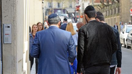 Des hommes portant la kippa, à Paris, le 10 avril 2015 (photo d'illustration). (MAXPPP)