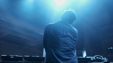 Le documentaire&nbsp;"Laurent Garnier : Off the Record" revient sur les trente ans de carrière du DJ, pionnier de la techno en France.
 (CAPTURE D'ÉCRAN FRANCE 3)