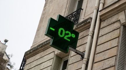 Une pharmacie affiche une température négative, le 9 février 2021 à Paris. (RICCARDO MILANI / HANS LUCAS / AFP)