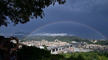 Un arc-en-ciel au-dessus du nouveau pont de Gênes (Italie) lors de son inauguration, lundi 3 août 2020. (MIGUEL MEDINA / AFP)