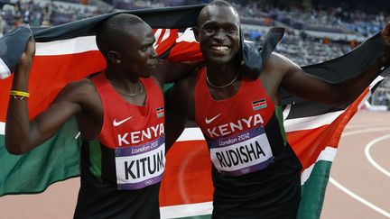 Les coureurs kenyans David Lekuta Rudisha (à droite), médaille d'or au 800m aux jeux olympiques de Londres 2012 et son compatriote Timothy Kitum, médaille de bronze. (Photo Reuters/Phil Noble)