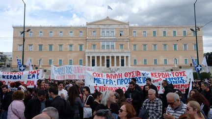 Manifestation devant le Parlement grec à Athènes, dimanche 12 mars. Sur les banderoles, la dénonciation des vies sacrifiées au nom du profit. (NATHANAEL CHARBONNIER / RADIO FRANCE)