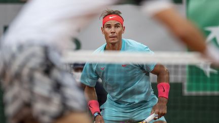 Le tennisman espagnol Rafael Nadal lors du 1er tour de Roland-Garros face au Biélorusse Egor Gerasimov, le 28 septembre 2020. (TIM CLAYTON - CORBIS / CORBIS SPORT)