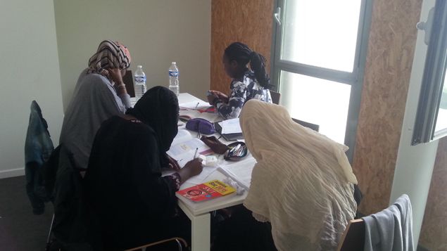 &nbsp; (Ambiance studieuses pour les jeunes lycéennes de Grigny, à quelques jours du BAC © Benjamin Illy/France Info)