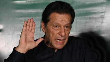 L'ancien Premier ministre pakistanais Imran Khan s'adresse aux représentants des médias dans sa résidence de Lahore, le 18 mai 2023. (ARIF ALI / AFP)