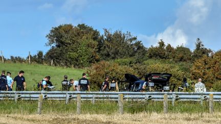 Des policiers inspectent&nbsp;le véhicule BMW du suspect après son interpellation, mercredi 9 août 2017 sur l'autoroute A16, près de Marquise (Pas-de-Calais).&nbsp; (PHILIPPE HUGUEN / AFP)