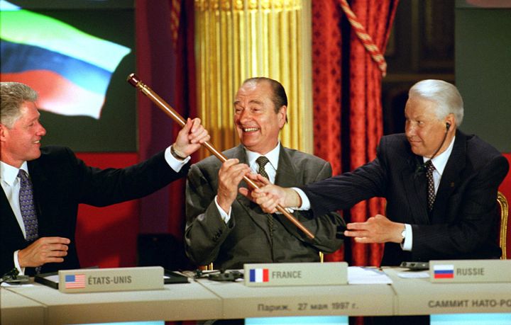 Paris, à l'Elysée, le 27 mai 1997 : le président russe Boris Eltsine passe une canne au président américain Bill Clinton. Entre eux, le président français Jacques Chirac. (CHARLES PLATIAU / X00217)