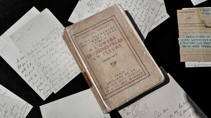 Des lettres, documents et le livre&nbsp;À l'ombre des jeunes filles en fleurs&nbsp;de Marcel Proust aux enchères chez Christie's.&nbsp; (STEPHANE DE SAKUTIN / AFP)