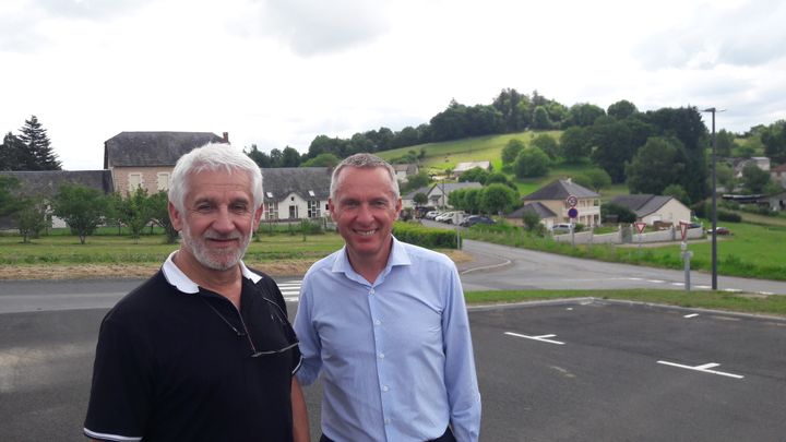 Bernard Combes (à d.), maire socialiste de Tulle, en campagne pour les législatives avec le soutien du maire PS&nbsp;de Saint-Hilaire-Peyroux,&nbsp;Jean-Claude Peyramard (à g.), en juin 2017. (GAELE JOLY / FRANCEINFO)