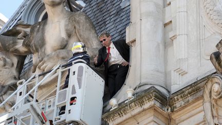 Lors d'une pr&eacute;c&eacute;dente action du "po&egrave;te escaladeur", le 26 avril 2011 sur le toit de la mairie de Limoges. (ANTOINE PARAT / AFP)