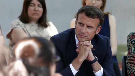 Emmanuel Macron lors d'une visite de l'école Menpenti à Marseille, le 2 juin 2022. (SEBASTIEN NOGIER / POOL)