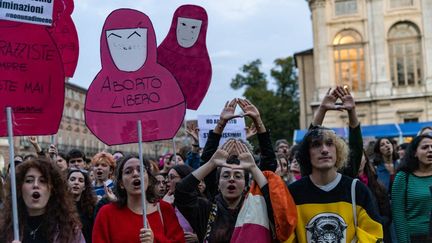 Une manifestation pour la défense du droit à l'avortement, le 28 septembre 2022, à Turin (Italie). (MAURO UJETTO / NURPHOTO / AFP)