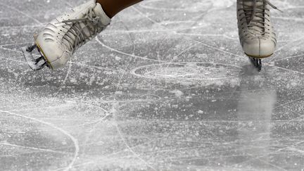 Une patineuse s'entraîne sur la glace (illustration). (KIRILL KUDRYAVTSEV / AFP)