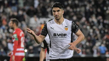 Le milieu de terrain espagnol Carlos Soler, sous les couleurs de Valence (Espagne) le 5 mars 2022, s'est engagé avec le PSG.&nbsp; (JOSE JORDAN / AFP)