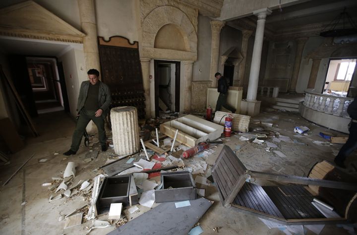 Des policiers syriens à l'intérieur de l'hôtel Zénobia, près du site archéologique de Palmyre, qui a été pillé (14 mars 2014)
 (Joseph Eid / AFP)