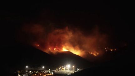 À la frontière entre la France et l’Espagne, un combat contre un incendie a lieu depuis vendredi 4 août. Si les pompiers annoncent que le feu ne progresse plus, 130 personnes ont dû être évacuées. (franceinfo)