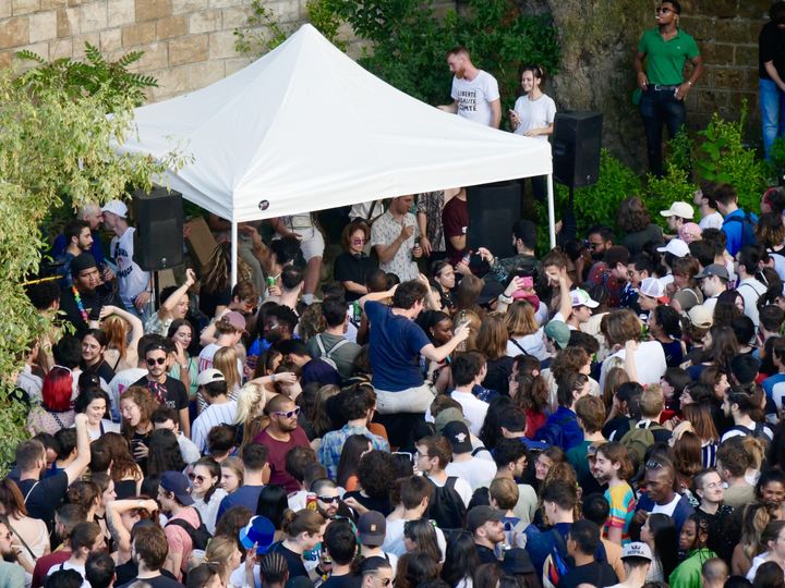 Une foule de personnes pour le set de DJ Jacques Fromage, sur les quais de Seine, à Paris, le 21 juin 2022.&nbsp; (JEREMIE LAURENT-KAYSEN)