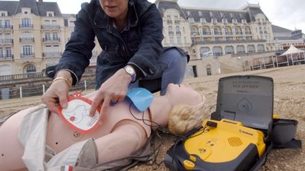 Simulation d'une intervention avec un défibrillateur cardiaque, le 23 mai 2006 sur la plage de Cabourg. (AFP - Mychèle Daniau)